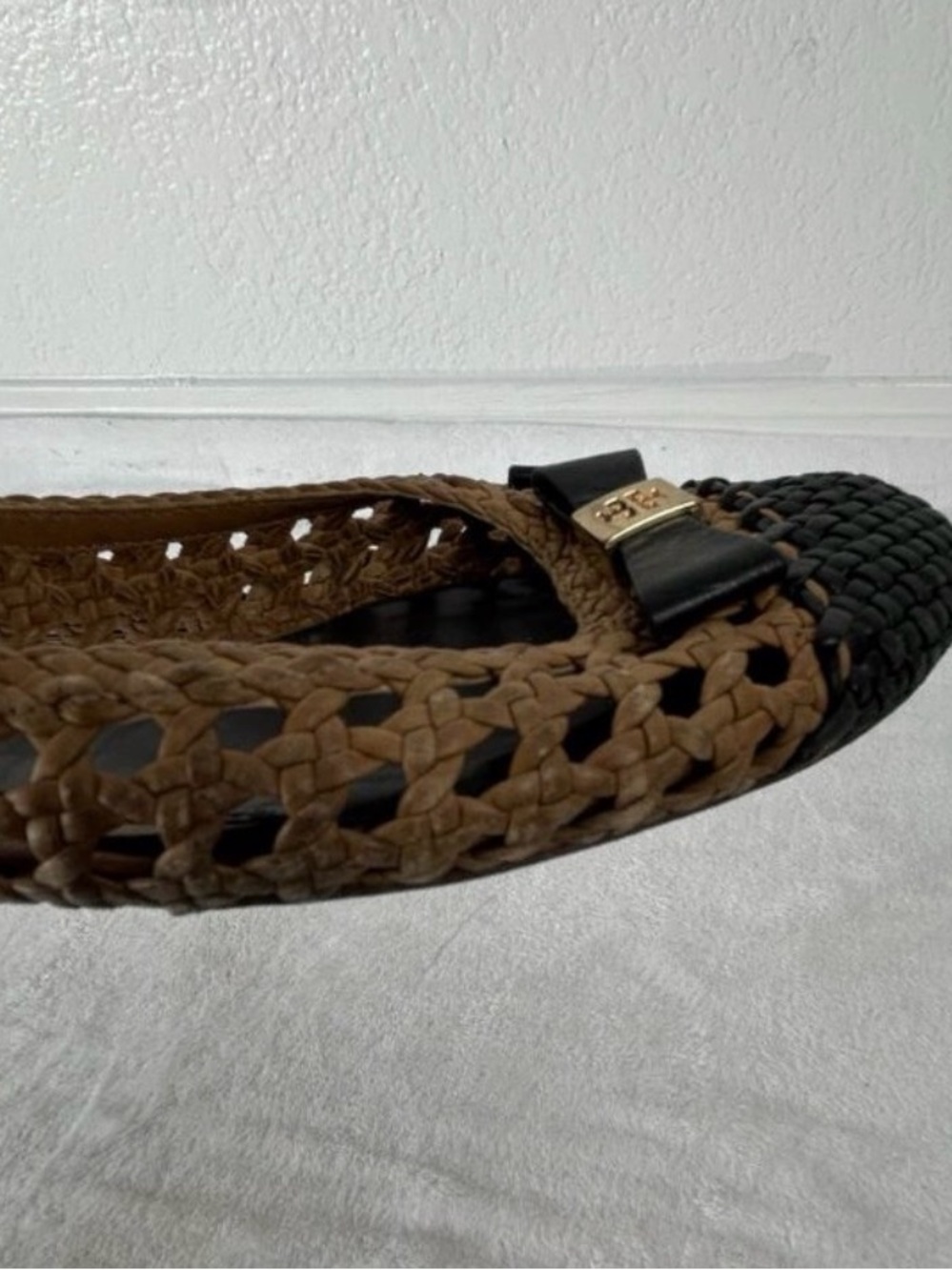 Tory Burch Brown Woven Flats with Black Toe Cap and Bow - Picture 4 of 6